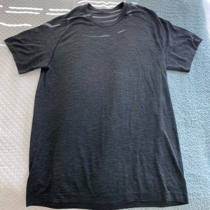 Men’s Lululemon short sleeve shirt